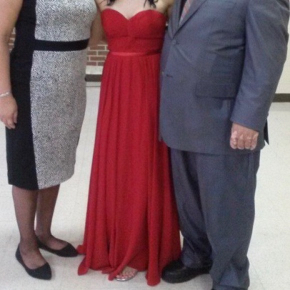 Red gown - Picture 1 of 4